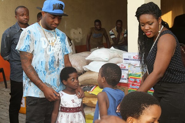 Photo: Davido helps children