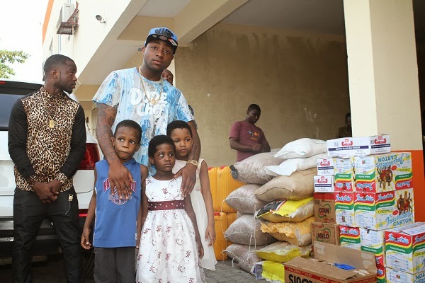 Photo: Davido helps children