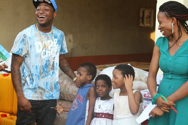 Photo: Davido helps children