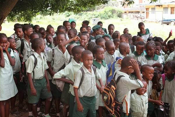 Photo: Davido helps children